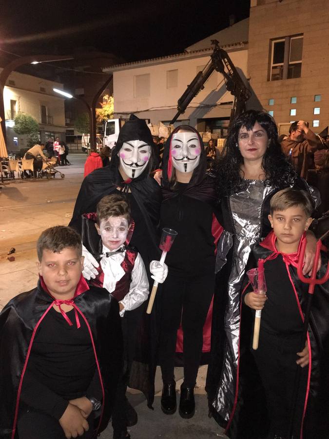 Participantes del desfile de la Santa Compaña en la Plaza de España. 