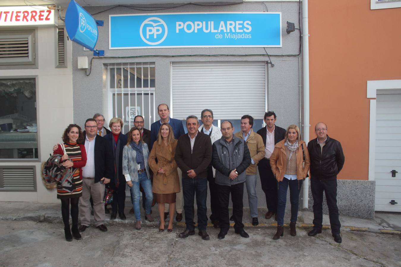 Dirigentes reunidos en la sede popular de Miajadas. 