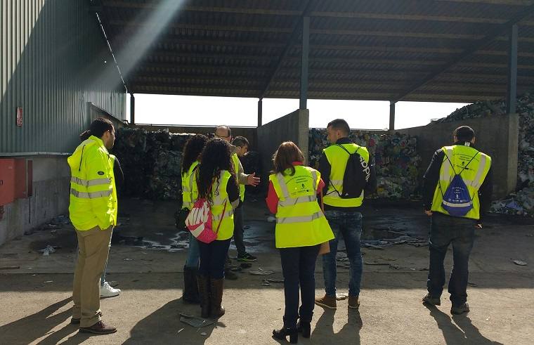 Actividad de los alumnos del programa Aprendizext ‘Miajadas Limpia’. 