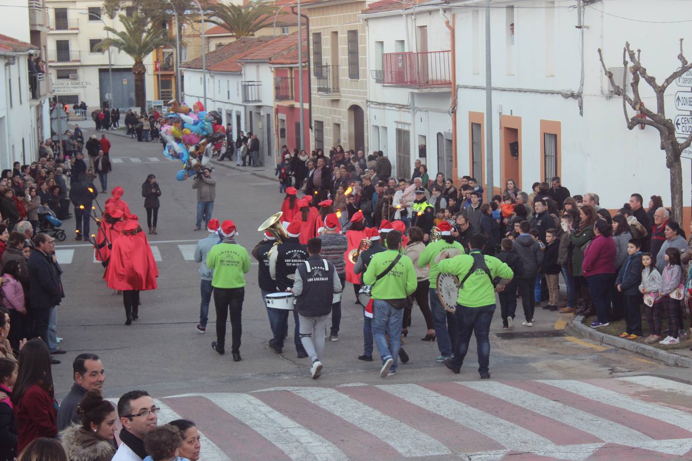 Antorcheras y charanga en el comienzo de la Cabalgata. 