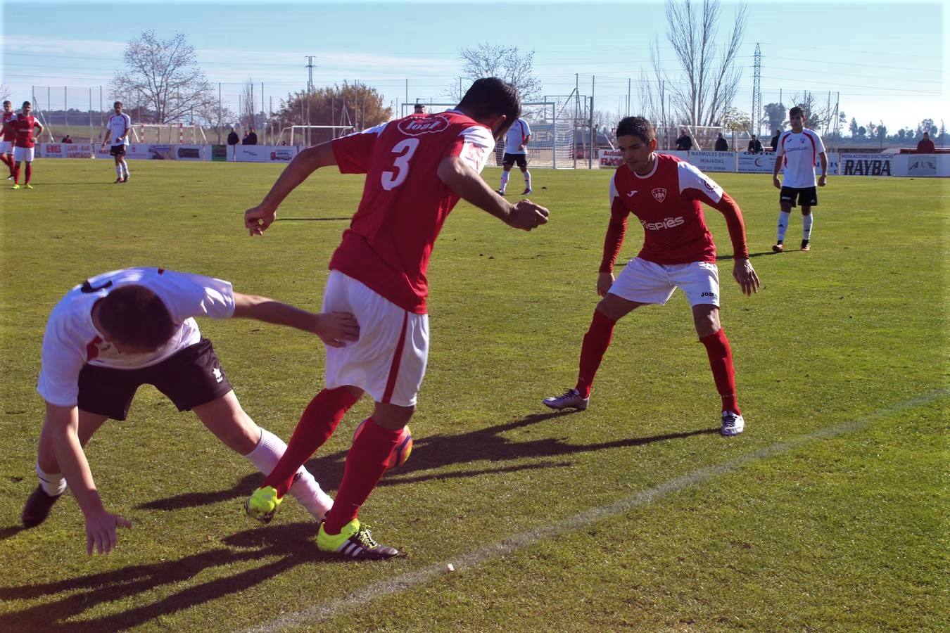 Javier Corrales pelea una pelota ante la mirada del recién fichado Jaraíz. 