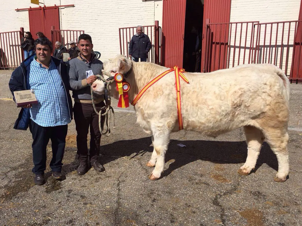 Miembros de la ganadería con la becerra subcampeona. 