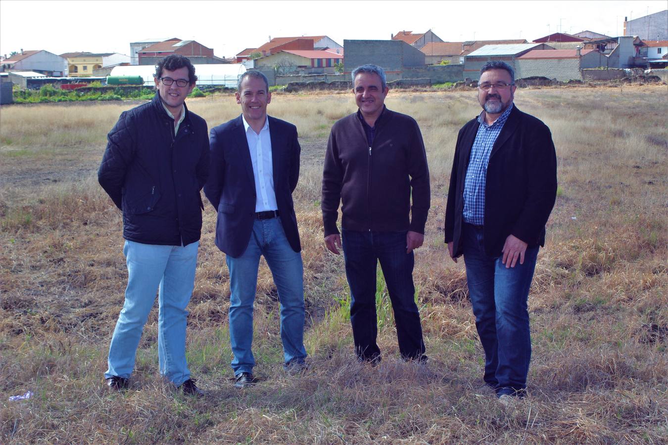 Dirigentes populares en el solar al que se trasladará el mercadillo. 