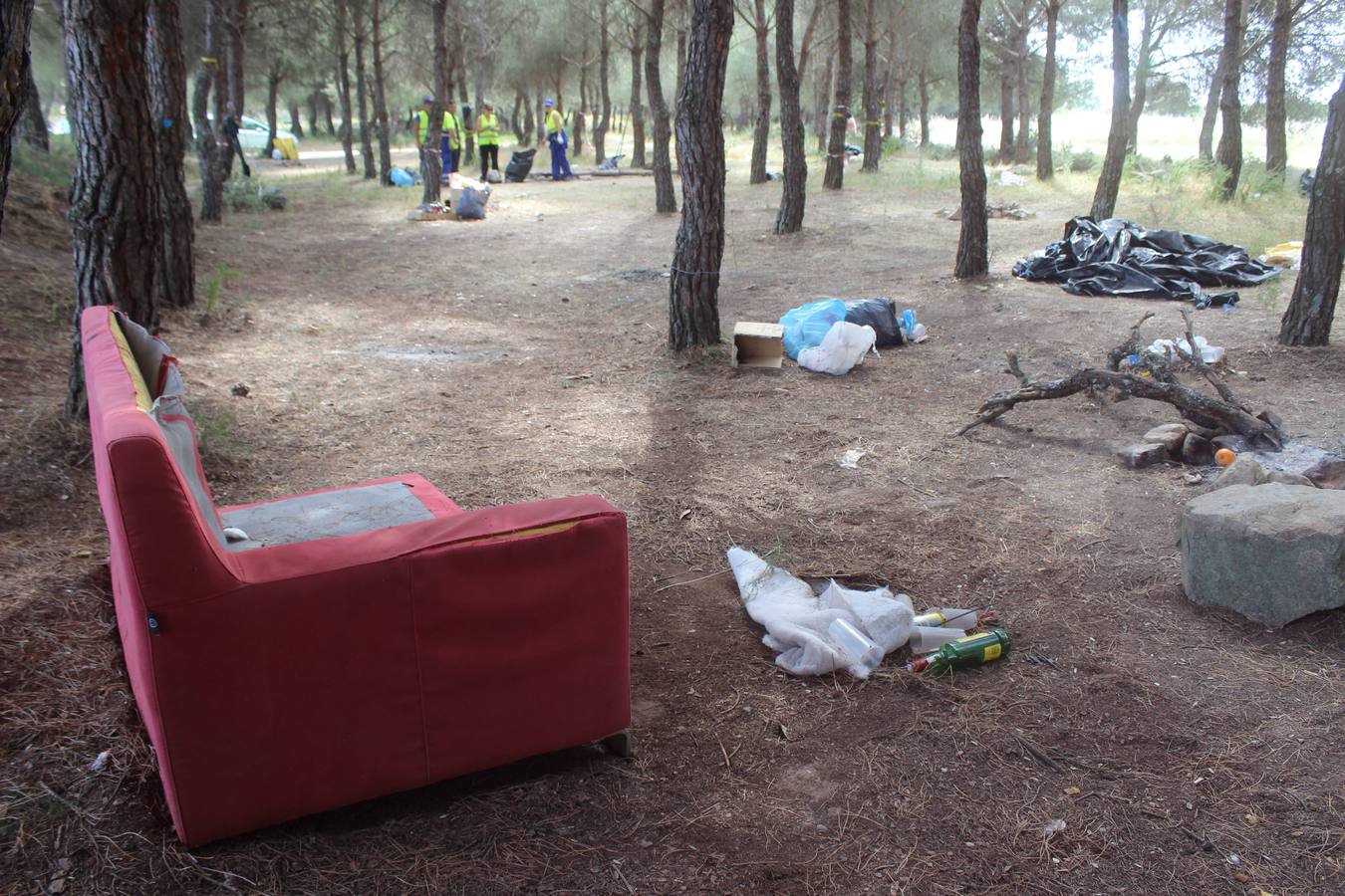 Sofá abandonado en la zona y suciedad acumulada. 