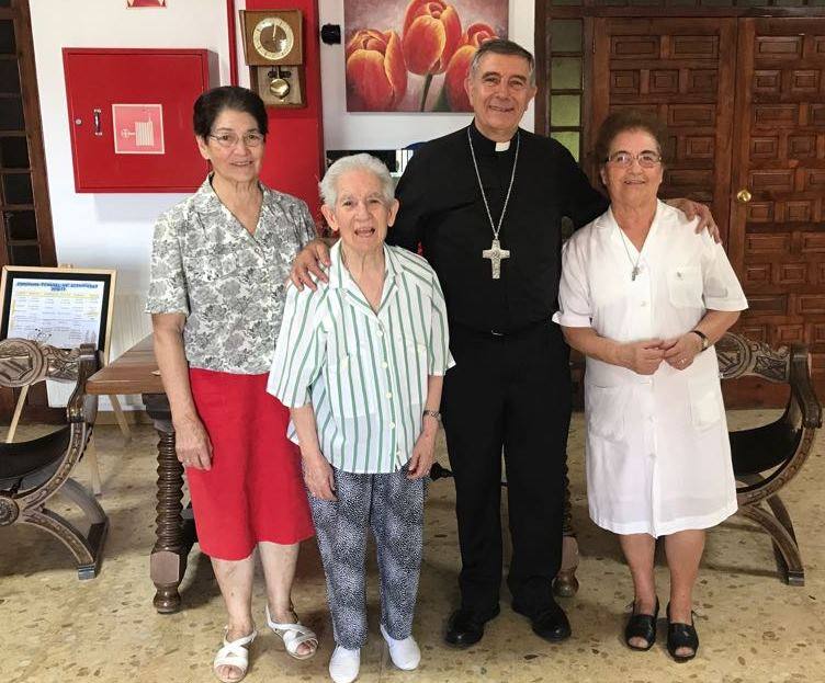 El obispo de Plasencia con las religiosas. 