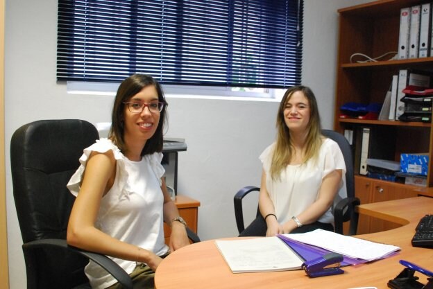 Carmen Melo y Elena Rodríguez, en su oficina. 