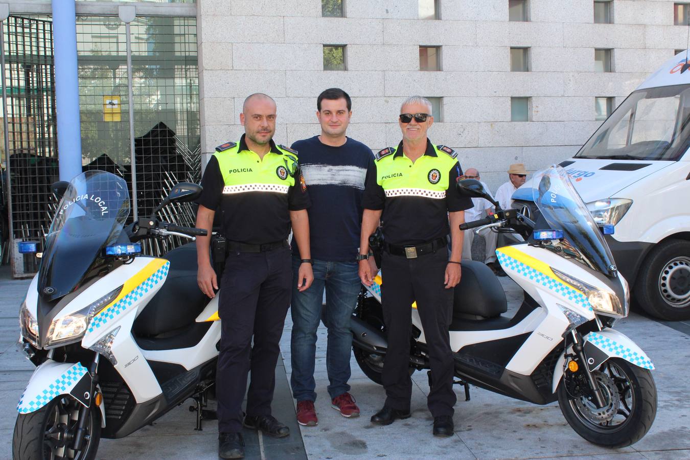 El teniente-alcalde, Luis Alcántara, con dos agentes y los nuevos vehículos. 