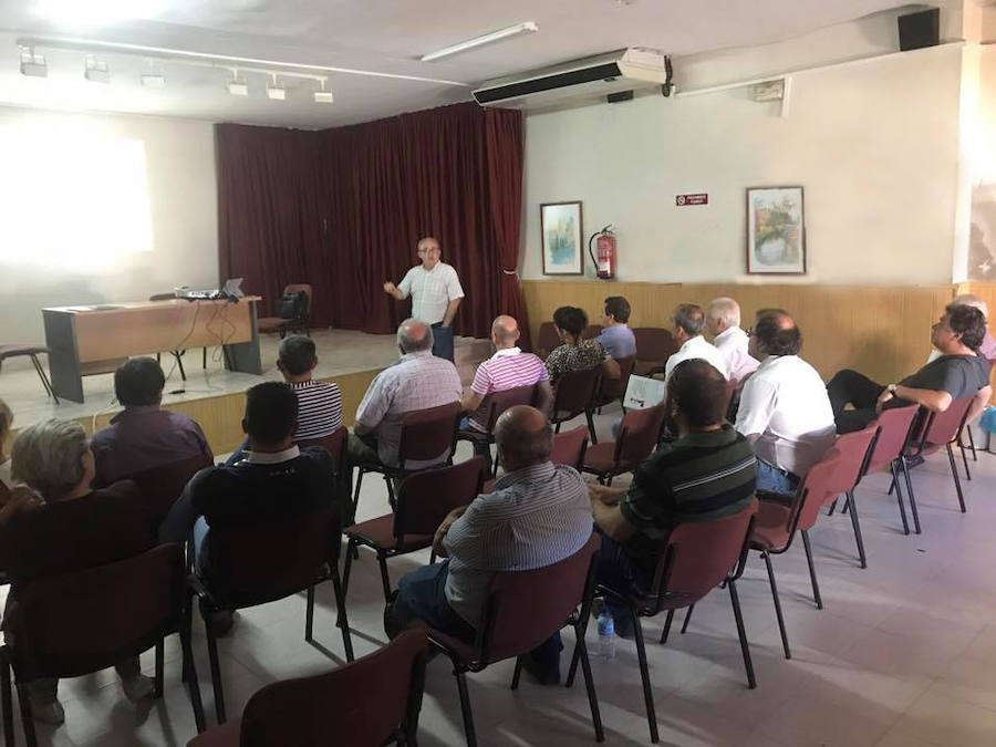 El gerente de Adicomt en un encuentro con dirigentes locales. 