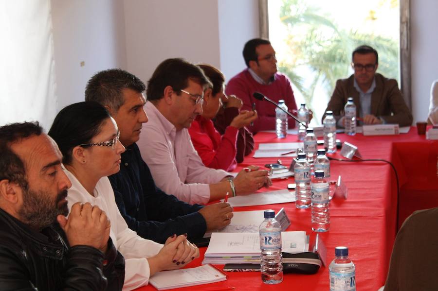 Antonio Díaz Alias (tercero por la izquierda) en la reunión de la ejecutiva regional del PSOE.