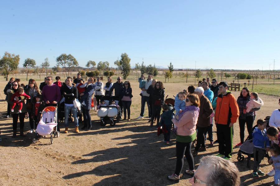 Familias con sus pequeños esperando la plantación de árboles. 