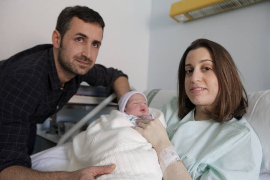 Claudia, la primera nacida en Cáceres, y sus padres. 