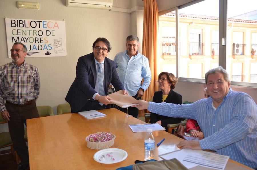 Manuel Pulido (derecha) entrega a Vergeles las más de 1.000 firmas recogidas. 