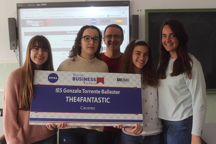 Alumnas de 4º de ESO junto a su profesor Sanz antes de viajar a Madrid. 