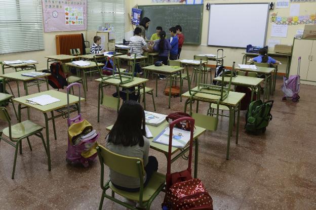Mesas vacías en un centro escolar. 