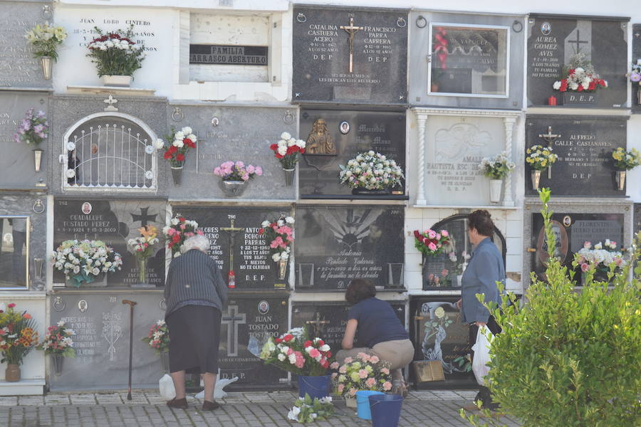 Lápidas en el cementerio de Miajadas. 