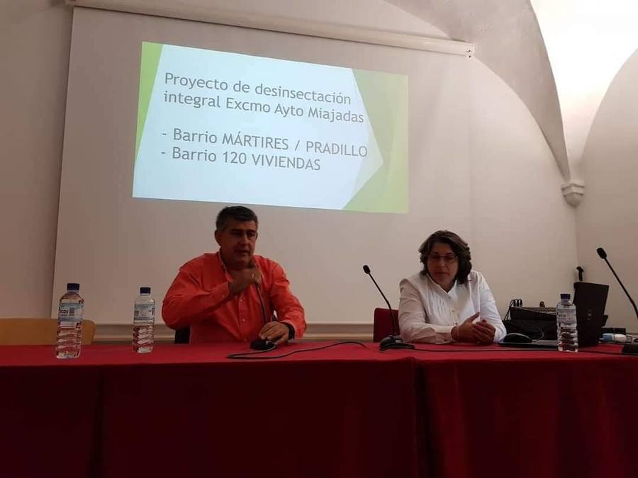 El alcalde explica en una reunión con vecinos el proyecto de desinsectación. 