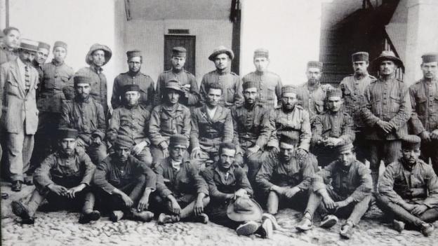 Foto publicada en ABC, en el año 1924, de los héroes que defendieron Kobba-Darsa. 