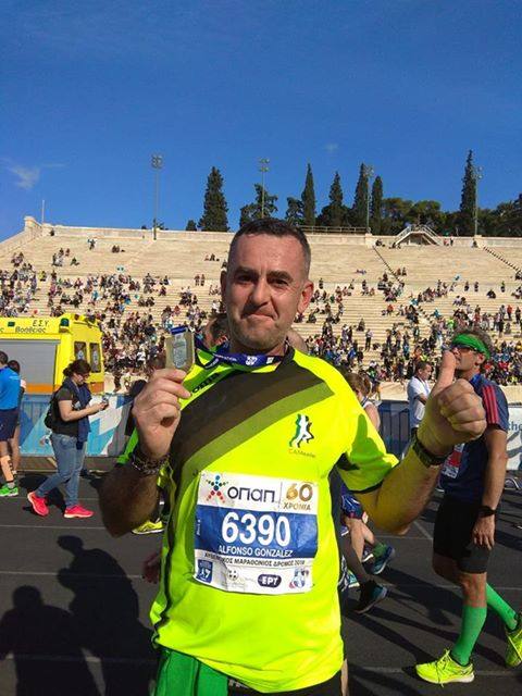 Alfonso González con su medalla de participación en la maratón. 