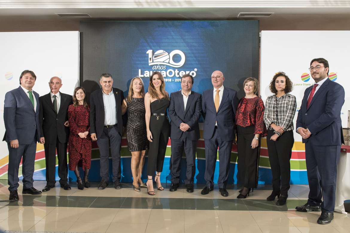 Autoridades y miembros de la dirección del Grupo Laura Otero durante el acto. 