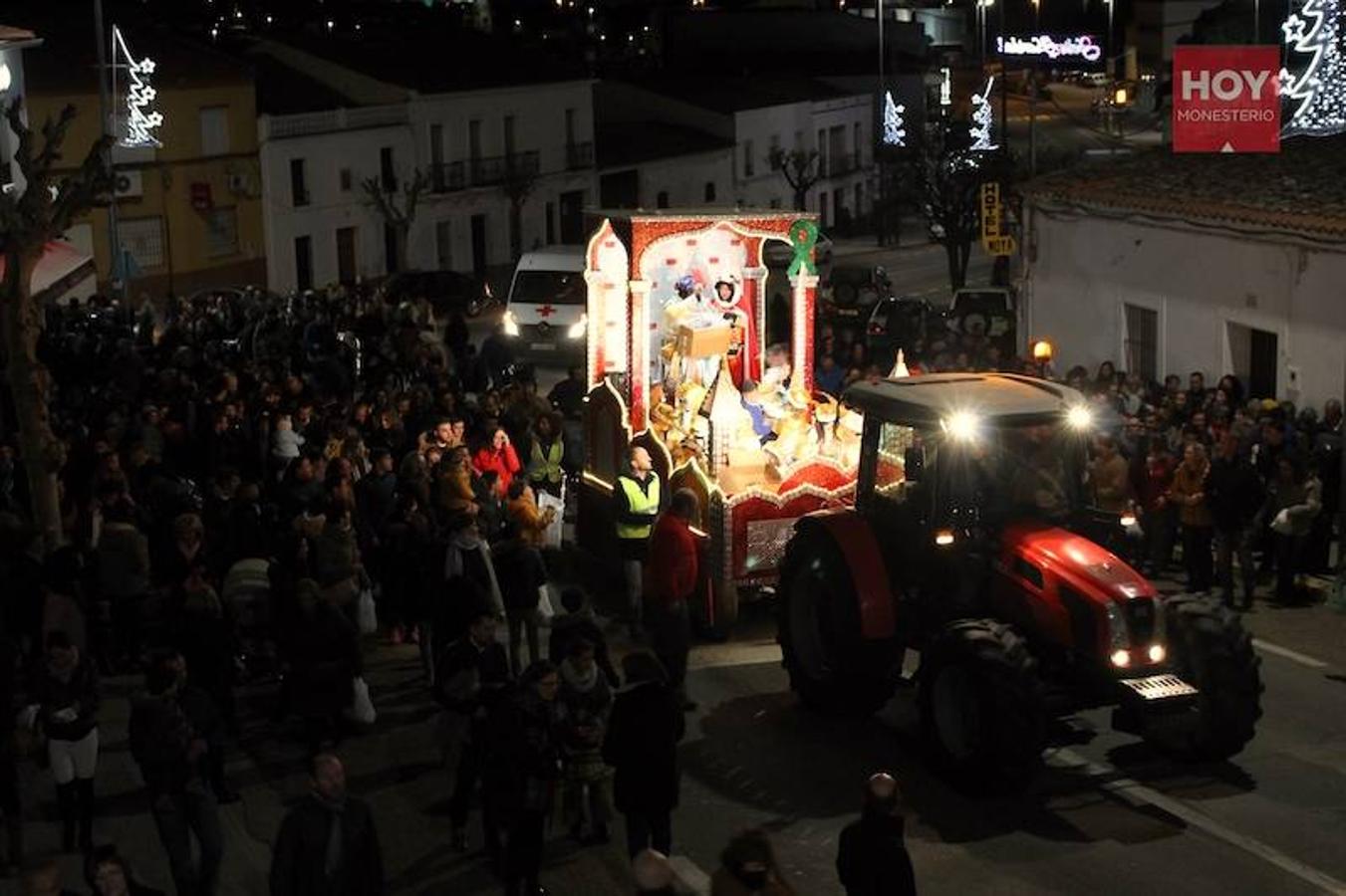 Sus Majestades de Oriente, Melchor, Gaspar y Baltasar inundaron anoche las calles de Monesterio de magia e ilusión en su tradicional Cabalgata, que contó con una gran acogida por parte de los vecinos. 
