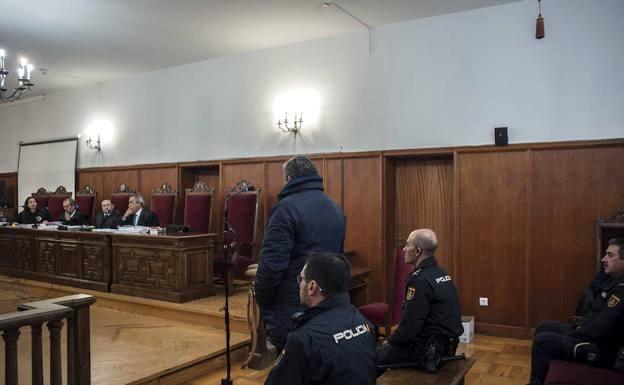La fiscal interroga al acusado, José J. V., en la Audiencia Provincial. 