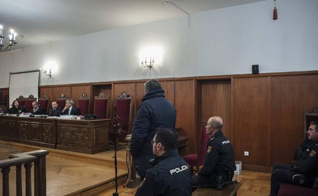 La fiscal interroga al acusado, José J. V., en la Audiencia Provincial 
