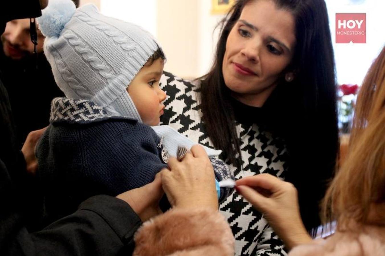 Un total de veinte familias participaron en la ceremonia religiosa que se celebró en la Ermita con motivo del Día de la Candelarias y organizada por la Hermandad de la Virgen de Tentudía