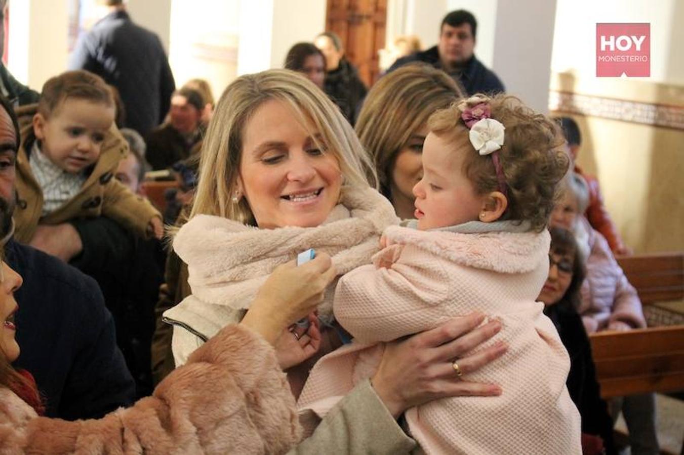 Un total de veinte familias participaron en la ceremonia religiosa que se celebró en la Ermita con motivo del Día de la Candelarias y organizada por la Hermandad de la Virgen de Tentudía