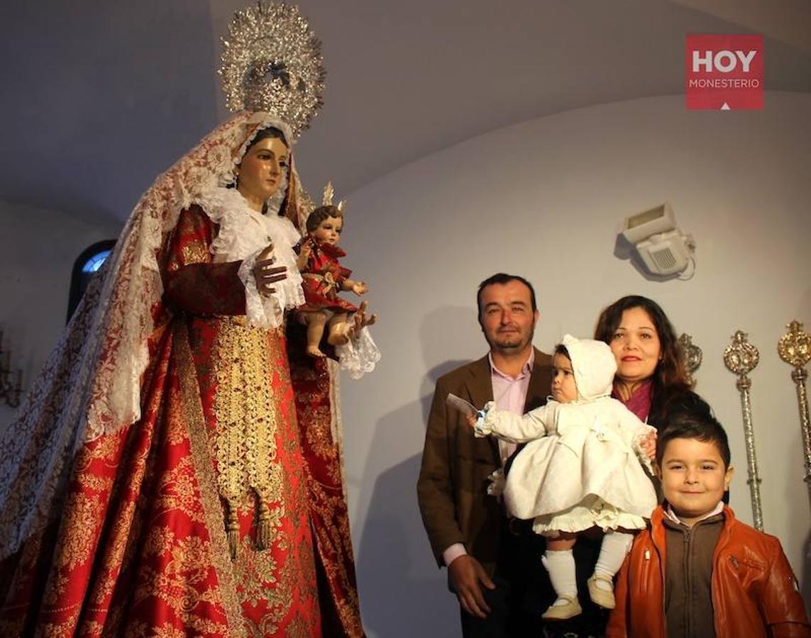 Un total de veinte familias participaron en la ceremonia religiosa que se celebró en la Ermita con motivo del Día de la Candelarias y organizada por la Hermandad de la Virgen de Tentudía