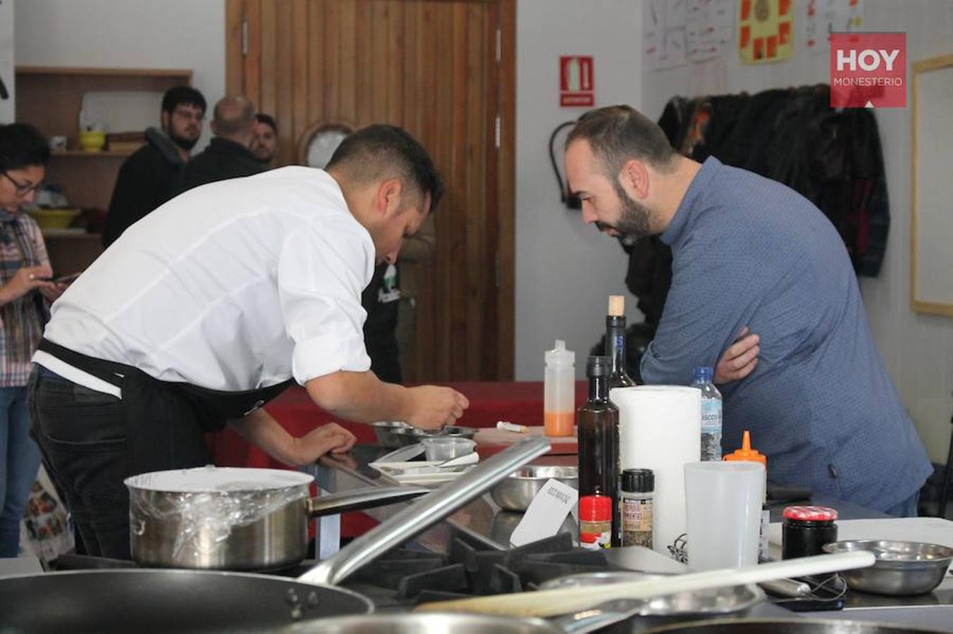 Seis cocineros llegados desde diferentes puntos de la geografía española participaron ayer en este concurso culinario, con motivo de la V Semana Gastronómimca de la Dehesa de Monesterio 