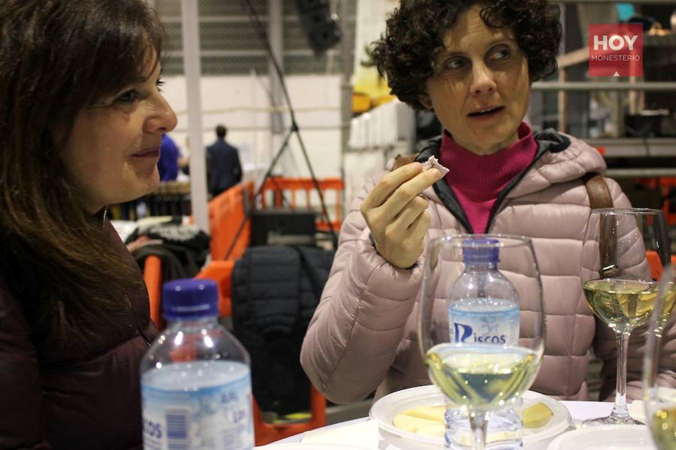 Más de un centenar de personas se reunieron en la tarde de este viernes para inaugurar el Mercado Gastronómico de la Dehesa, en el Pabellón de Cristales, con un maridaje de quesos y vinos de la tierra.