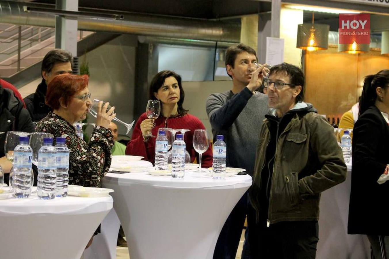 Más de un centenar de personas se reunieron en la tarde de este viernes para inaugurar el Mercado Gastronómico de la Dehesa, en el Pabellón de Cristales, con un maridaje de quesos y vinos de la tierra.