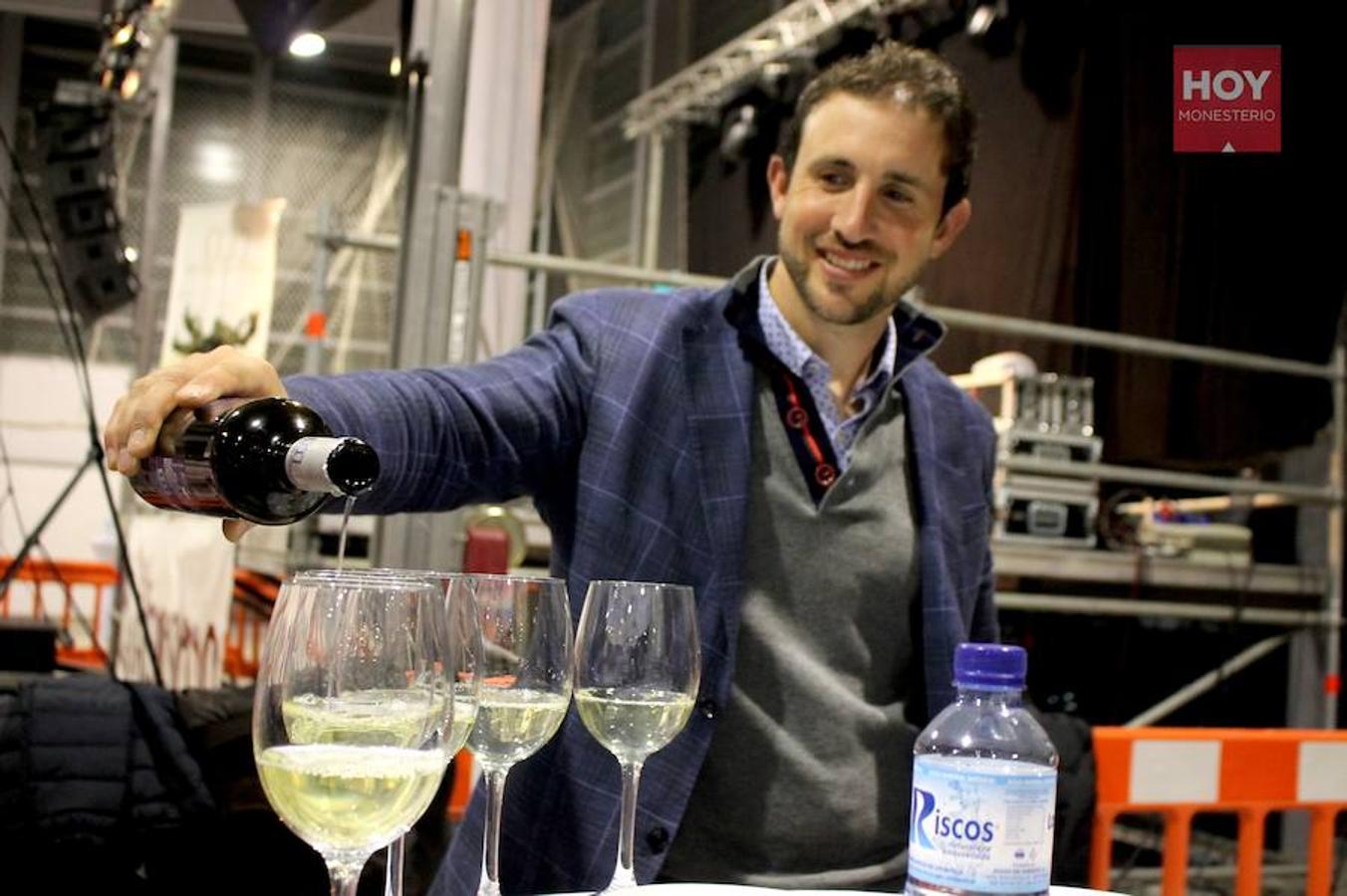 Más de un centenar de personas se reunieron en la tarde de este viernes para inaugurar el Mercado Gastronómico de la Dehesa, en el Pabellón de Cristales, con un maridaje de quesos y vinos de la tierra.