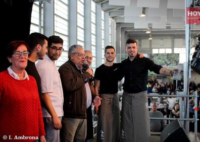 Imagen secundaria 1 - Arriba: foto de familia de todos los establecimientos participantes; abajo a la izquierda: recibiendo el premio; abajo a la derecha: la tapa de solomillo relleno. 