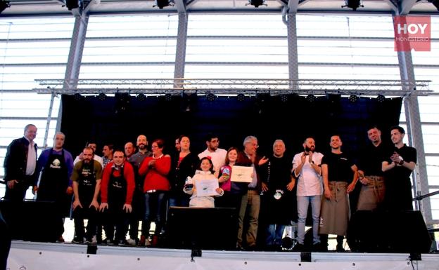 Imagen principal - Arriba: foto de familia de todos los establecimientos participantes; abajo a la izquierda: recibiendo el premio; abajo a la derecha: la tapa de solomillo relleno. 