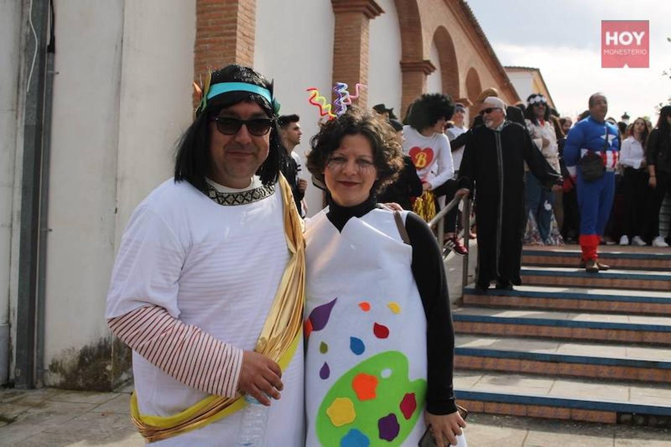 Colorido, multitudinario y divertido fue el pasacalles que ayer marcó el inicio de nuestro Carnaval, que se extenderá hasta mañana domingo, 3 de marzo. Una charanga marcó el ritmo durante su recorrido por las calles de Monesterio.
