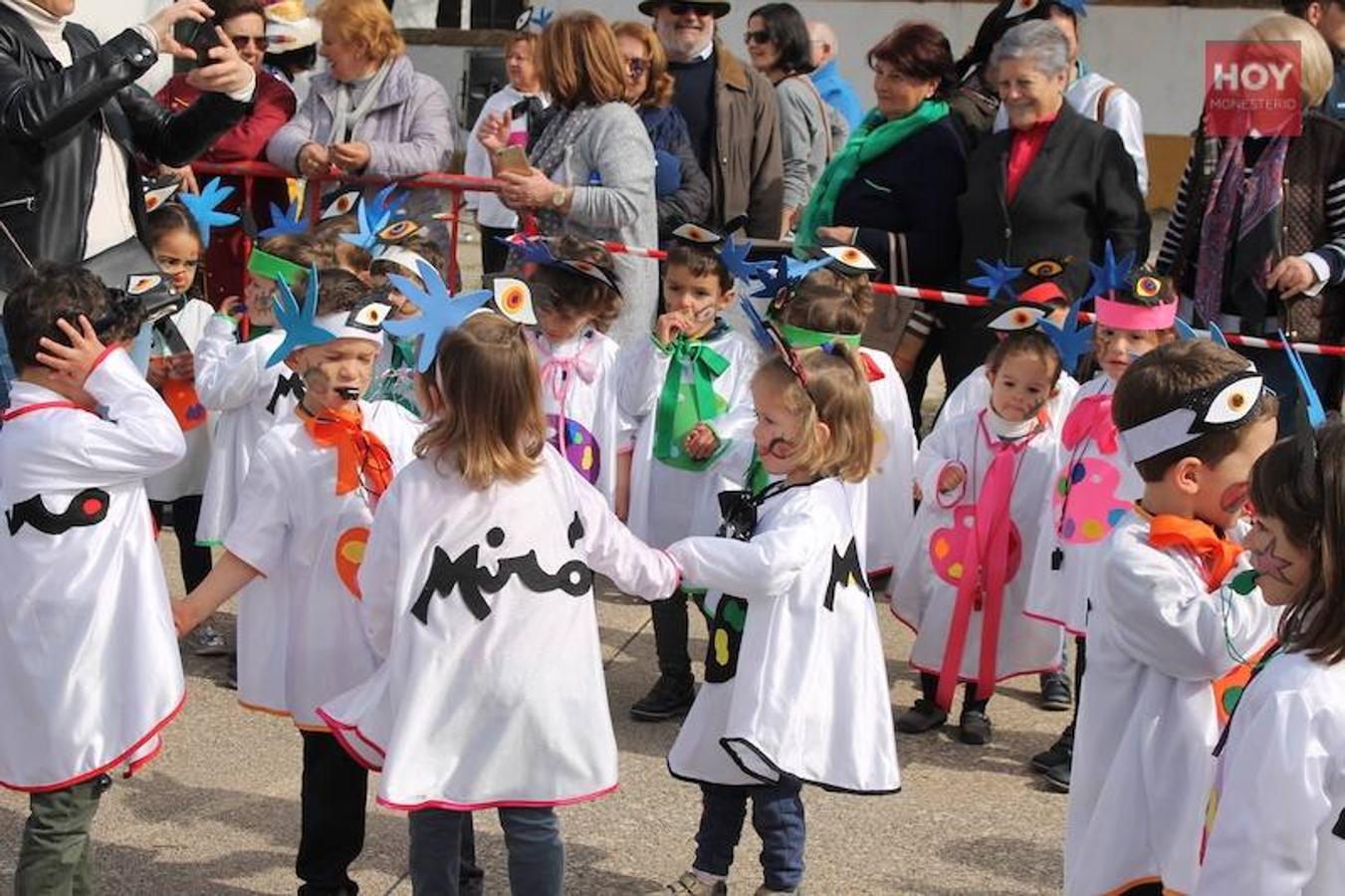 Colorido, multitudinario y divertido fue el pasacalles que ayer marcó el inicio de nuestro Carnaval, que se extenderá hasta mañana domingo, 3 de marzo. Una charanga marcó el ritmo durante su recorrido por las calles de Monesterio.