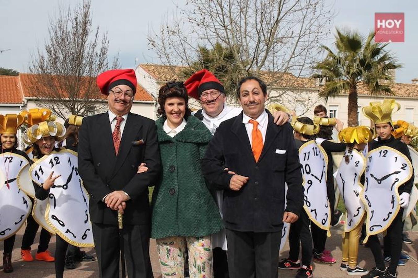 Colorido, multitudinario y divertido fue el pasacalles que ayer marcó el inicio de nuestro Carnaval, que se extenderá hasta mañana domingo, 3 de marzo. Una charanga marcó el ritmo durante su recorrido por las calles de Monesterio.