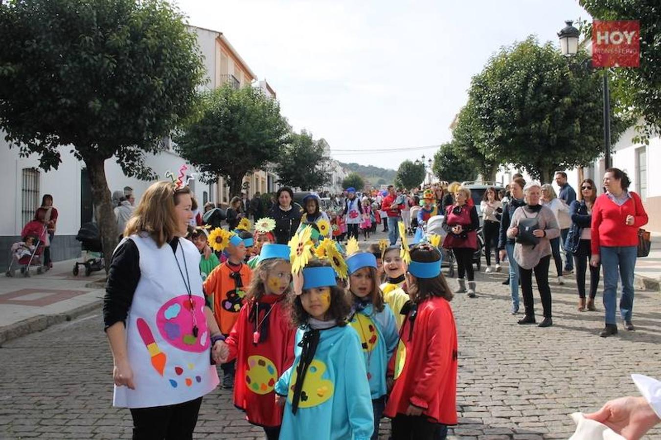 Colorido, multitudinario y divertido fue el pasacalles que ayer marcó el inicio de nuestro Carnaval, que se extenderá hasta mañana domingo, 3 de marzo. Una charanga marcó el ritmo durante su recorrido por las calles de Monesterio.