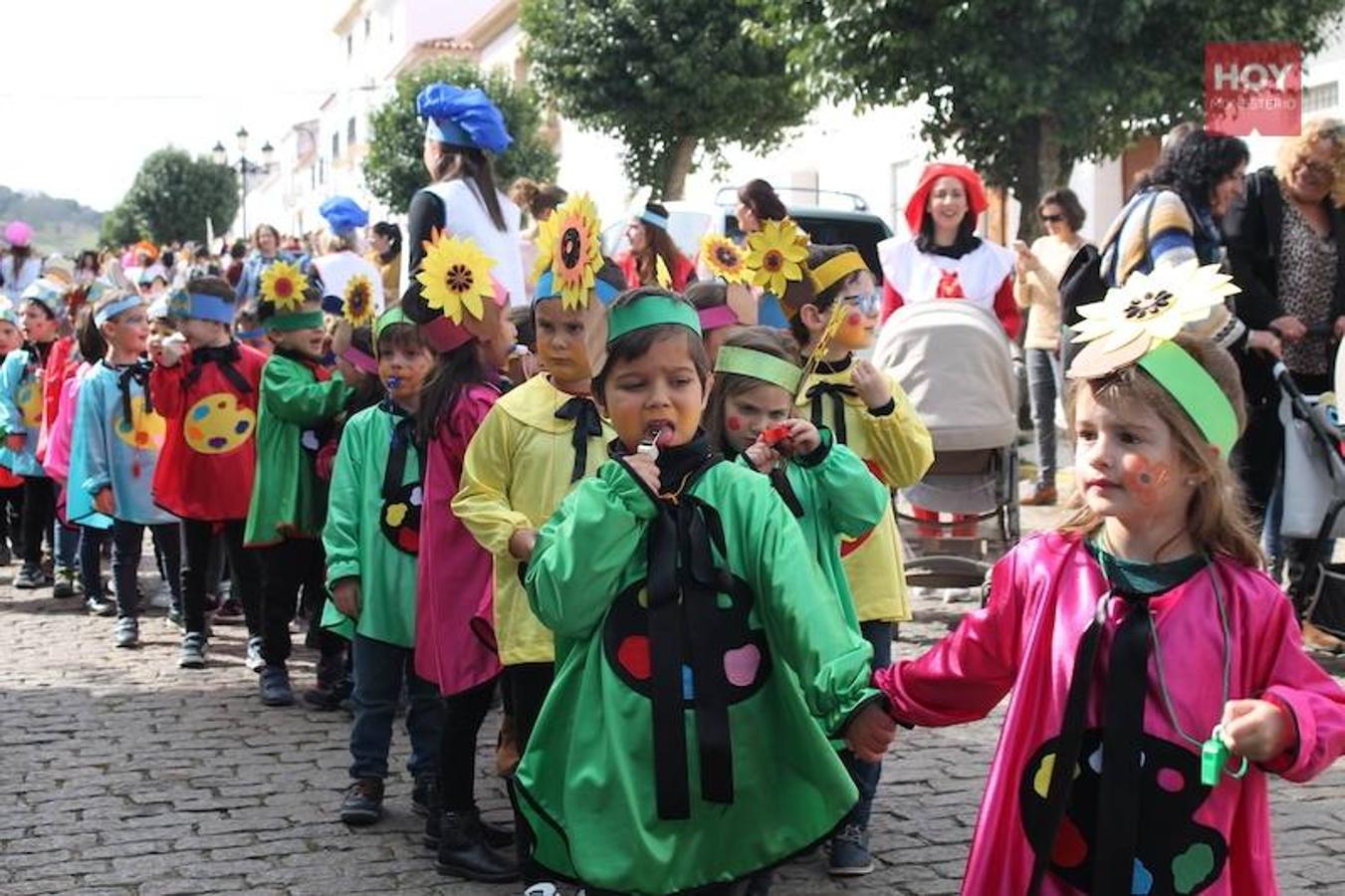 Colorido, multitudinario y divertido fue el pasacalles que ayer marcó el inicio de nuestro Carnaval, que se extenderá hasta mañana domingo, 3 de marzo. Una charanga marcó el ritmo durante su recorrido por las calles de Monesterio.