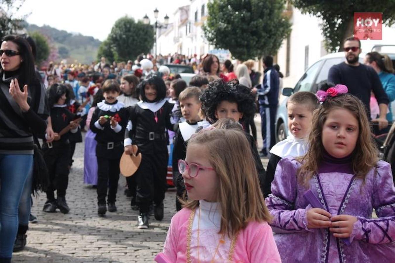 Colorido, multitudinario y divertido fue el pasacalles que ayer marcó el inicio de nuestro Carnaval, que se extenderá hasta mañana domingo, 3 de marzo. Una charanga marcó el ritmo durante su recorrido por las calles de Monesterio.