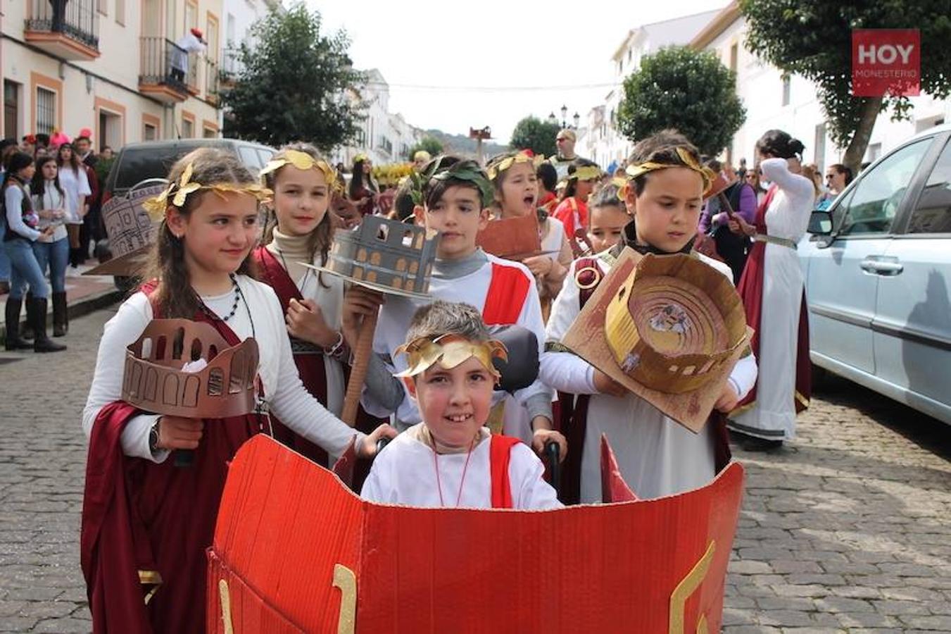 Colorido, multitudinario y divertido fue el pasacalles que ayer marcó el inicio de nuestro Carnaval, que se extenderá hasta mañana domingo, 3 de marzo. Una charanga marcó el ritmo durante su recorrido por las calles de Monesterio.