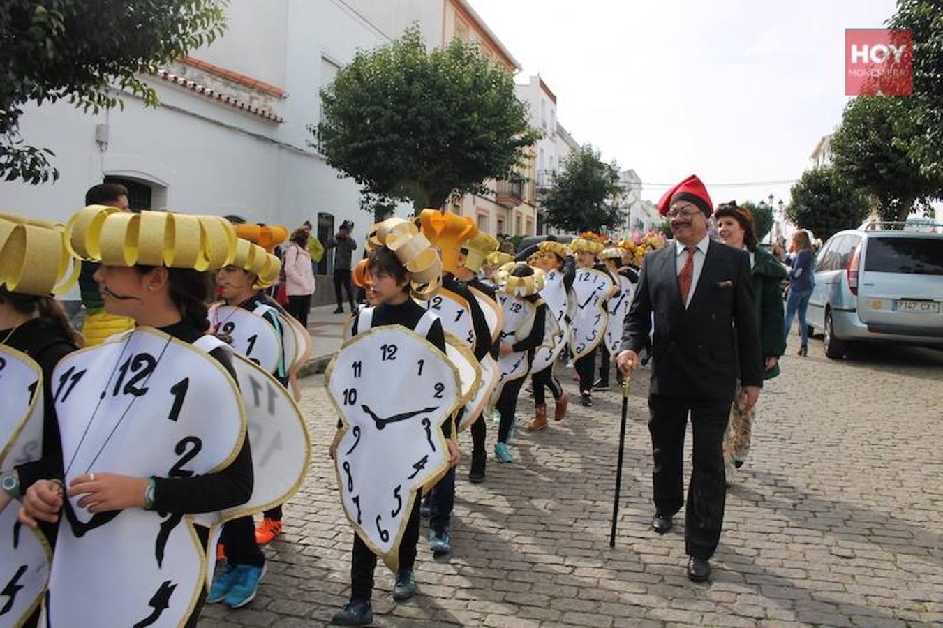 Colorido, multitudinario y divertido fue el pasacalles que ayer marcó el inicio de nuestro Carnaval, que se extenderá hasta mañana domingo, 3 de marzo. Una charanga marcó el ritmo durante su recorrido por las calles de Monesterio.