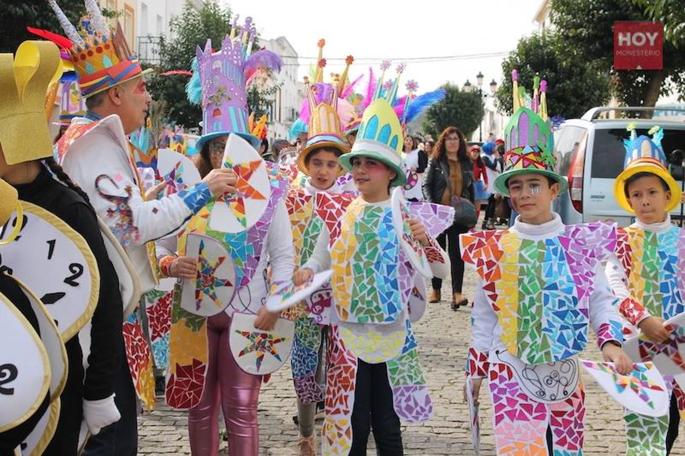Colorido, multitudinario y divertido fue el pasacalles que ayer marcó el inicio de nuestro Carnaval, que se extenderá hasta mañana domingo, 3 de marzo. Una charanga marcó el ritmo durante su recorrido por las calles de Monesterio.