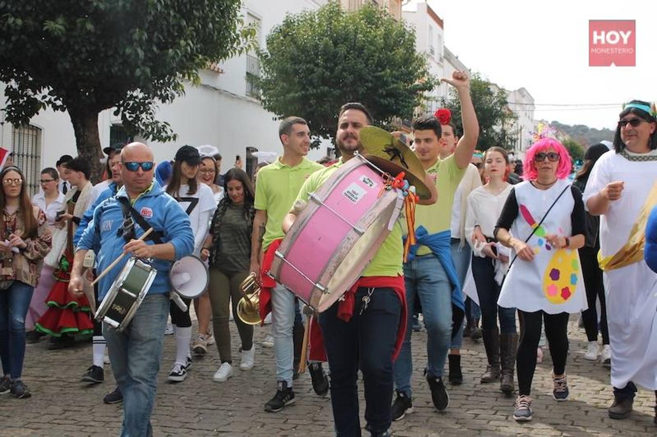 Colorido, multitudinario y divertido fue el pasacalles que ayer marcó el inicio de nuestro Carnaval, que se extenderá hasta mañana domingo, 3 de marzo. Una charanga marcó el ritmo durante su recorrido por las calles de Monesterio.