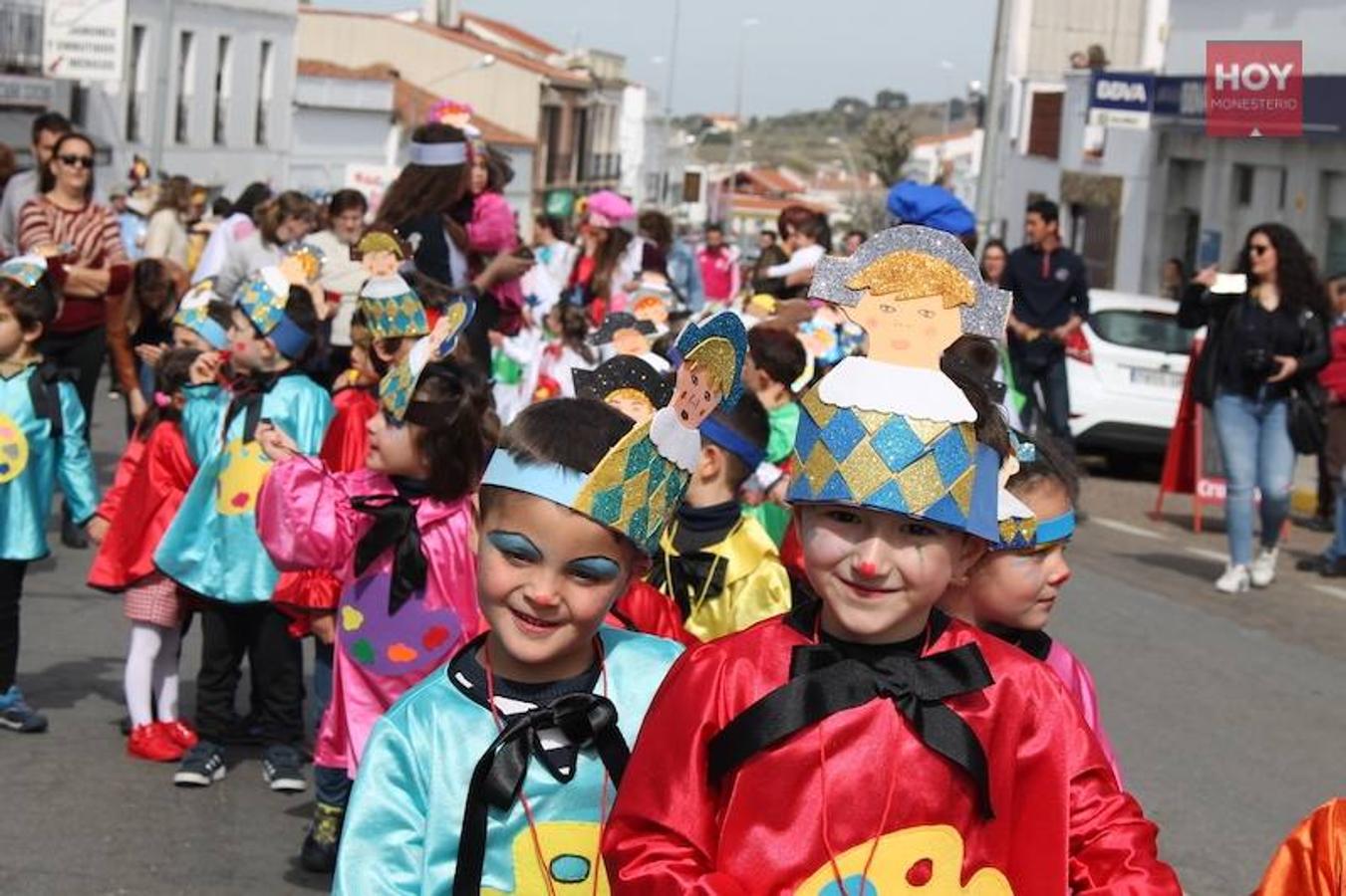 Colorido, multitudinario y divertido fue el pasacalles que ayer marcó el inicio de nuestro Carnaval, que se extenderá hasta mañana domingo, 3 de marzo. Una charanga marcó el ritmo durante su recorrido por las calles de Monesterio.