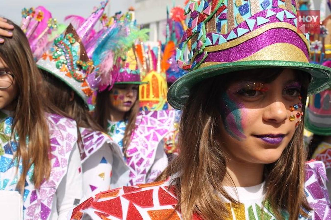 Colorido, multitudinario y divertido fue el pasacalles que ayer marcó el inicio de nuestro Carnaval, que se extenderá hasta mañana domingo, 3 de marzo. Una charanga marcó el ritmo durante su recorrido por las calles de Monesterio.
