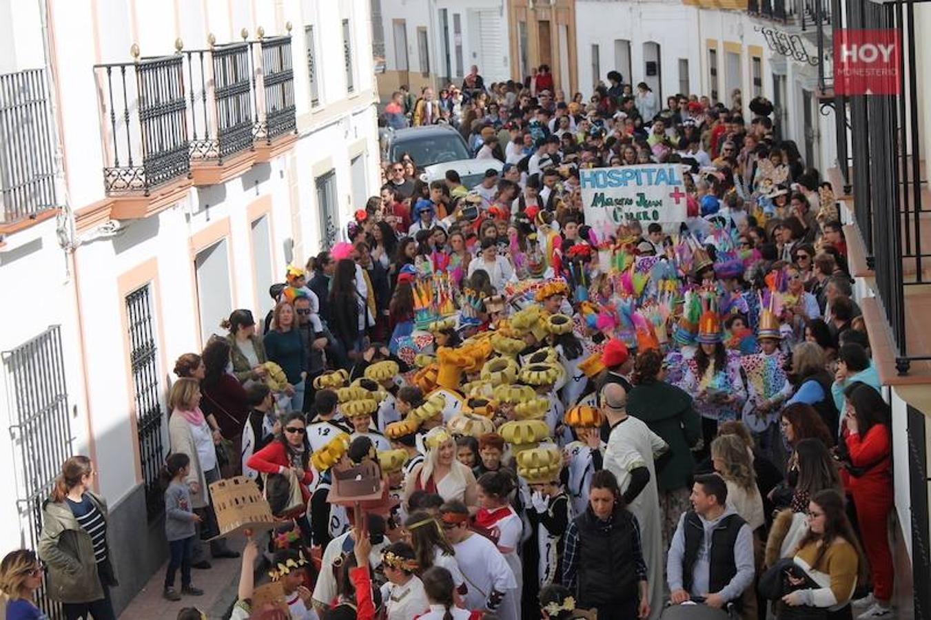 Colorido, multitudinario y divertido fue el pasacalles que ayer marcó el inicio de nuestro Carnaval, que se extenderá hasta mañana domingo, 3 de marzo. Una charanga marcó el ritmo durante su recorrido por las calles de Monesterio.