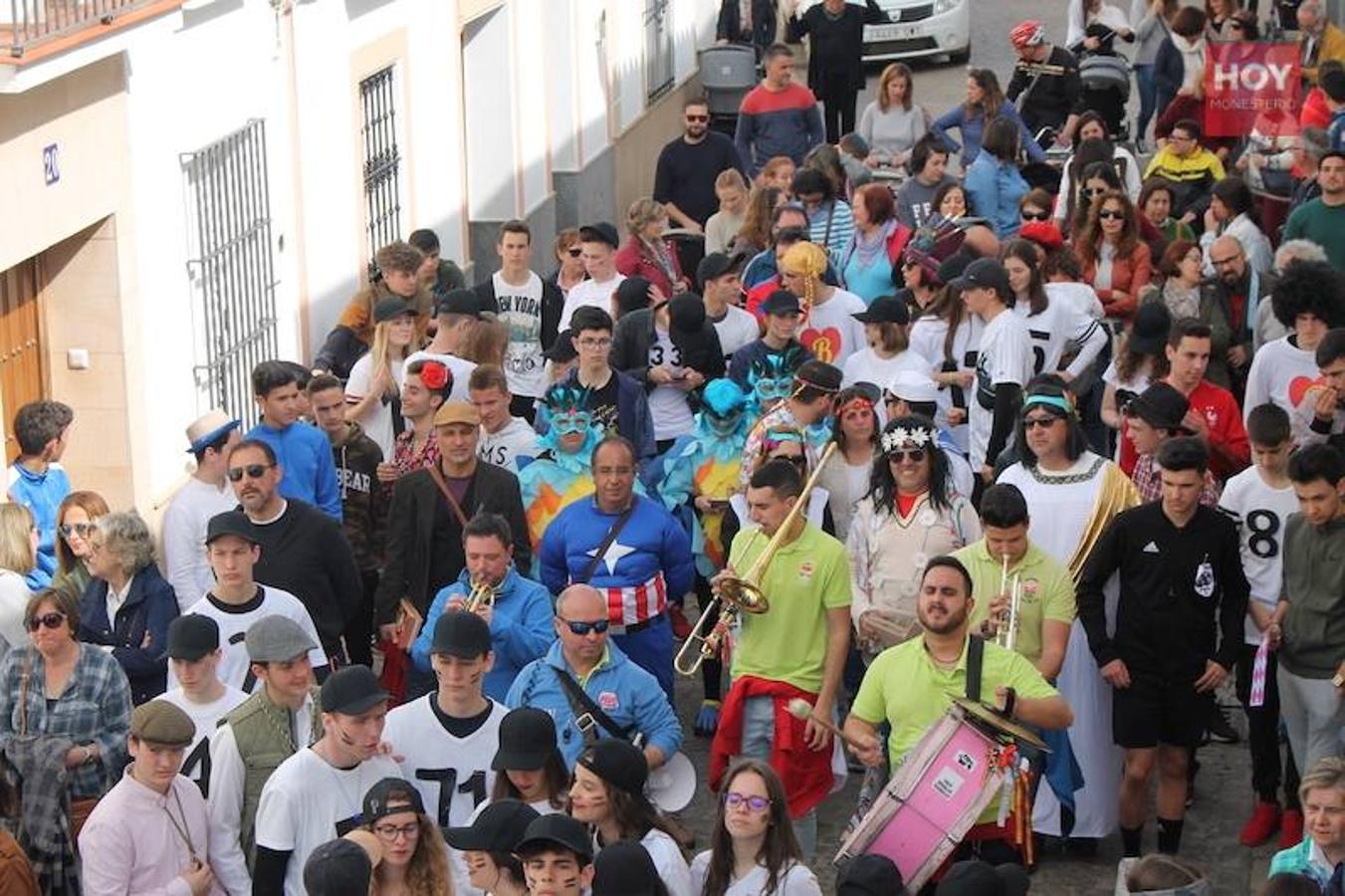 Colorido, multitudinario y divertido fue el pasacalles que ayer marcó el inicio de nuestro Carnaval, que se extenderá hasta mañana domingo, 3 de marzo. Una charanga marcó el ritmo durante su recorrido por las calles de Monesterio.