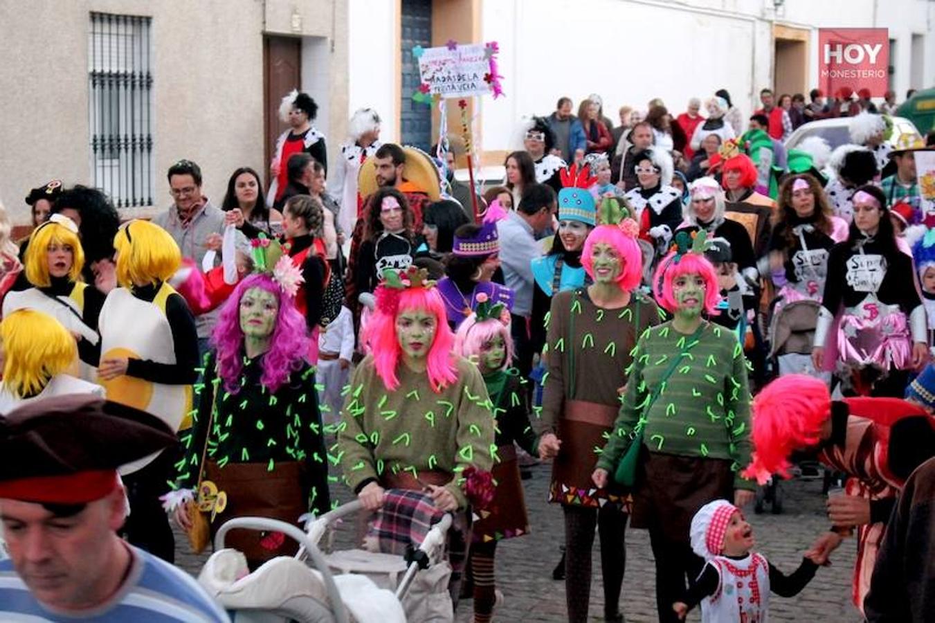 Numerosos vecinos recorrieron las calles de Monesterio enfundados en sus coloridos y originales disfraces, durante la tarde de este sábado